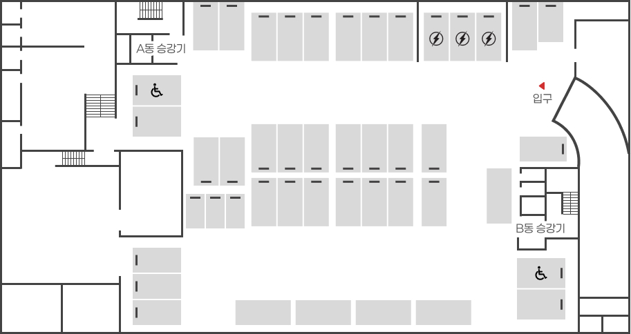 왼쪽 상단부터 시계방향으로 입구, 주차구역 2개, B동승강기 및 계단, 장애인 주차구역, 주차구역, 하단과 중앙에 주차구역 26면, 주차구역 1면, 장애인 주차구역 1면, A동승강기 및 계단, 주차구역 8면, 전기차 충전 2면, 주차구역 2면으로 이루어져 있습니다.