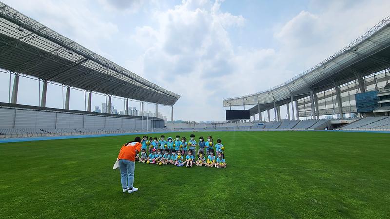 잔디밭 단체사진 사진