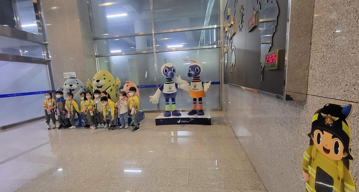마스코트와_함께2.jpg 이미지