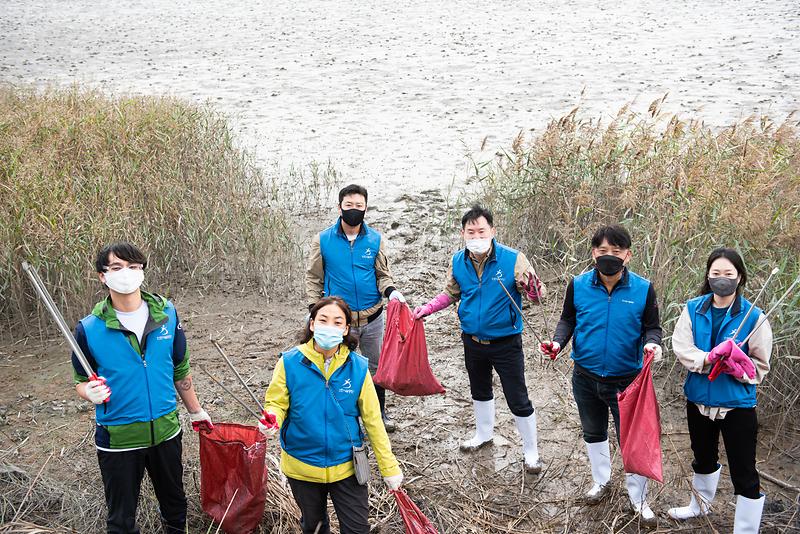 인천시설공단 직원들이 영종 씨사이드파크 내 유수지에서 환경정화 활동을 하고 있다. 사진