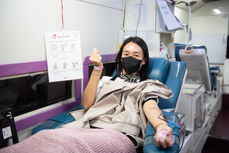 코로나19 장기화로 인한 혈액수급 위기 극복을 위해 추진된 헌혈 캠페인에서 헌혈을 하고 있다. 사진
