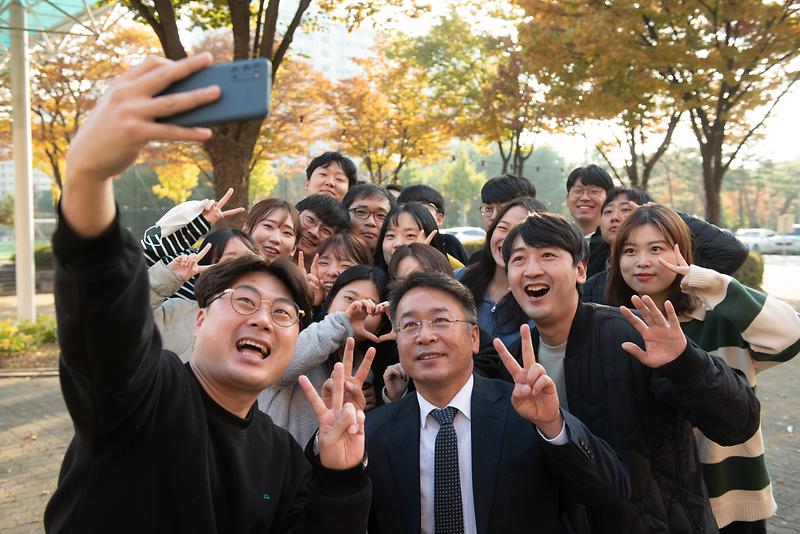 김종필 이사장, ‘신입직원들과 행복한 첫 만남’ 수평적 조직문화 조성 시동...현장 경험담 공유 사진