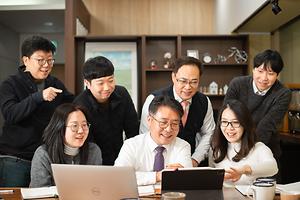  "경영전략 회의" 직원과의 소통이 시작입니다.  대표이미지