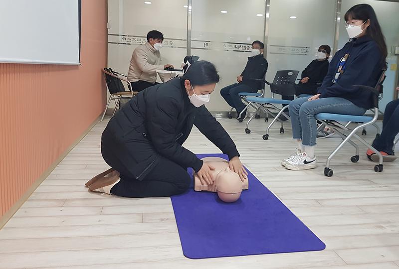 인천시설공단 송림체육관에서 응급처치 교육을 실시하고 있다. 사진