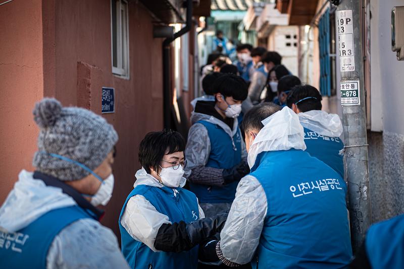 인천시설공단 김영분 이사장이 임직원과 함께 미추홀구 호미마을에 '사랑의 연탄'을 전달하고 있다. 사진