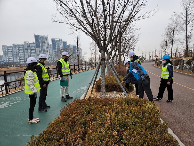 청라호수공원에서 시민 안전소리단과 함께 해빙기 안전점검을 시행하고 있다. 사진