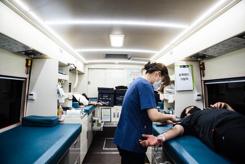 인천시설공단 임직원이 혈액수급 위기 극복을 위해 사랑나눔 헌혈을 실시하고 있다. 사진