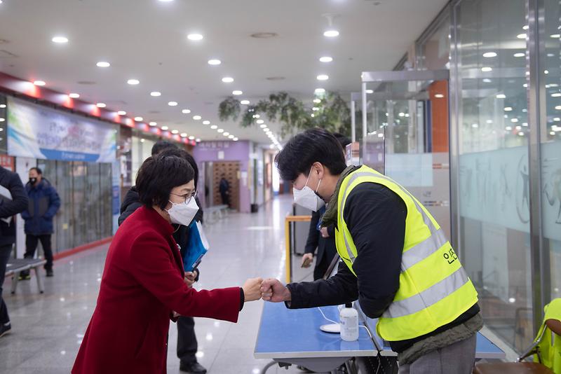 인천시설공단 김영분 이사장이 신년을 맞아 현장을 돌며 직원과 인사하고 있다. 사진