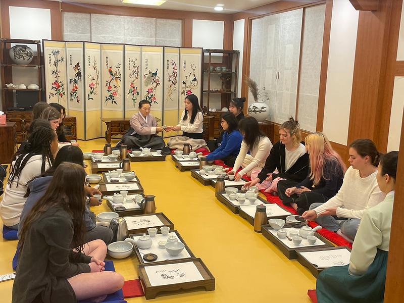 ★_230323_보도자료(인천시설공단,_미추홀공원_다례원_전통문화_예절체험_글로벌_사랑방_운영)_다례체험.jpg 이미지
