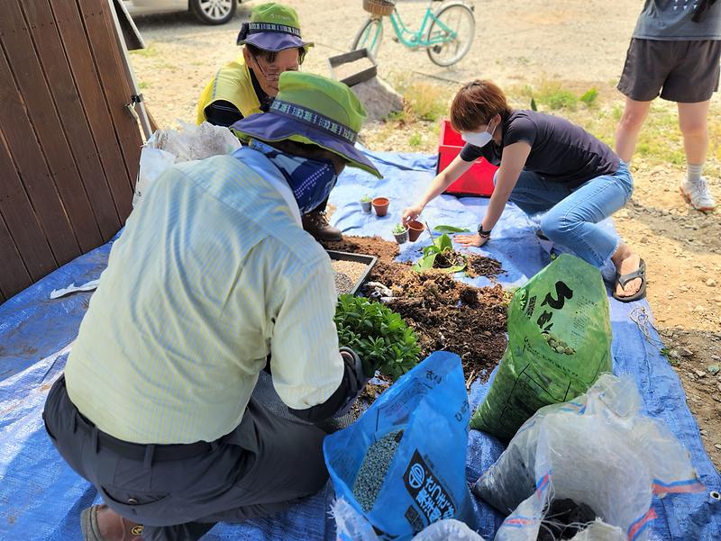 영종 씨사이드파크 화분 분갈이 체험 및 땔감 나눔 추진 사진