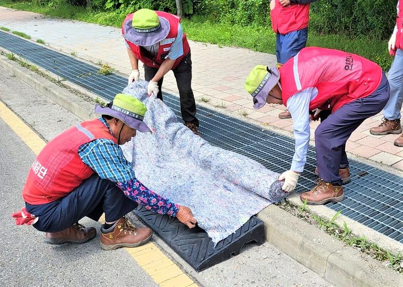 ★230622_사진자료(인천시설공단,_씨사이드파크_맹꽁이_보호_활동_앞장)_경사로_설치.jpg 이미지