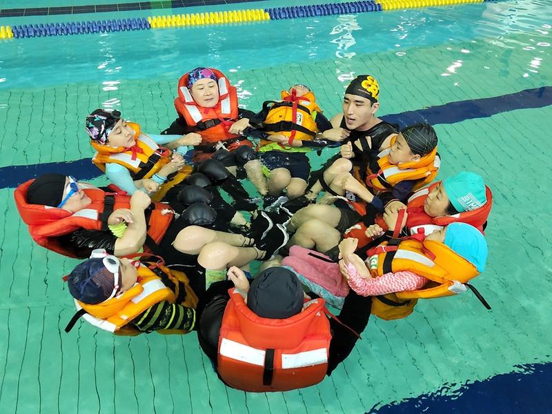 인천청소년수련관, 가족과 함께하는 생존수영 운영 사진