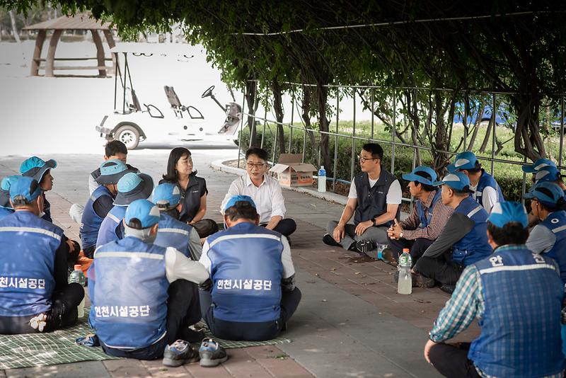 ★230802_사진자료(인천시설공단,_폭염대비_CEO·노사_합동_특별점검)_가운데_흰색셔츠_김종필_이사장,_가운데_왼쪽_여성_오선자_노조위원장.jpg 이미지