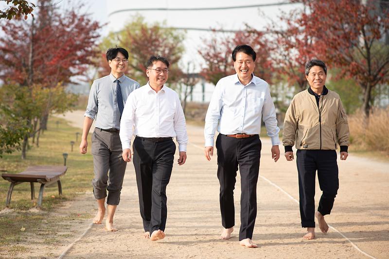 맨발길 걷기로 북적이는 인천아시아드주경기장 사진