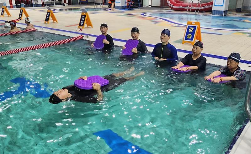 인천청소년수련관, ‘이제는 65세 이상 어르신!’ 착의생존수영 교육 무료운영 순항 사진
