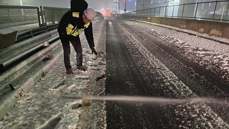 인천시설공단, 폐자원 재활용 액상제설제 도입 사진