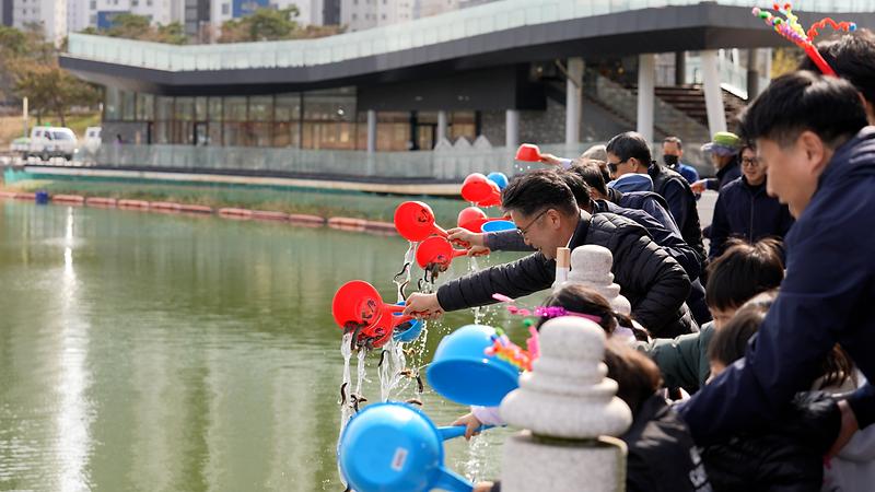 ★240402_사진자료(인천시설공단,_토종어류_방류로_생태계_보존_앞장선다).jpg 이미지