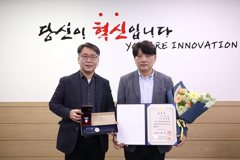 ★240516_사진자료(인천시설공단_윤찬영_경영본부장,_정부혁신_유공_국무총리_표창_수상).jpg 이미지