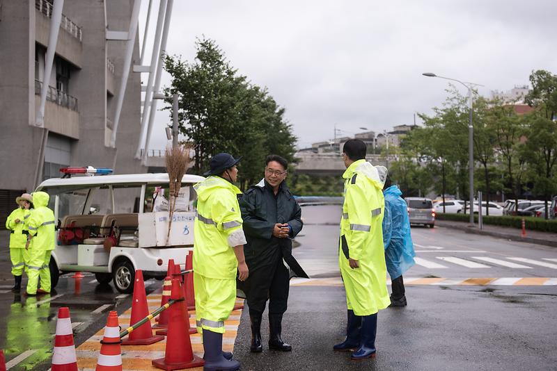 ★240717_사진자료(인천시설공단,_집중호우에_따른_시설물_긴급_현장점검_실시).jpg 이미지