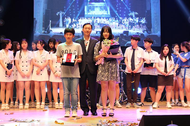 제26회 인천청소년가요제에서 대상을 수상한 조지형 학생(맨 오른쪽).jpg 이미지