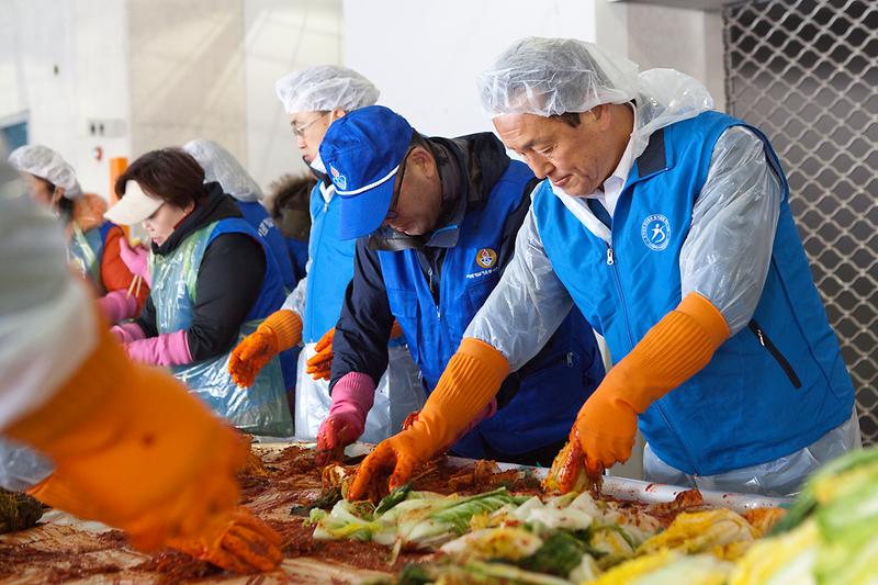 김장을 담그고 있는 공단 이응복 이사장(맨 오른쪽)과 임직원, 바르게살기운동 서구협의회 회원들.jpg 이미지