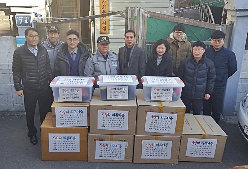 사랑의 의류 기증에 참여한 영종사업단과 유관기관 직원들.jpg 이미지